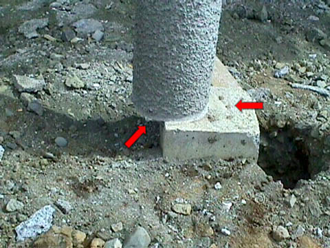 Steypt burðarsúla undir svölum hittir ekki á undirstöður.