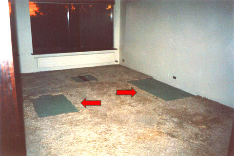 Hér má sjá dæmi um að búið er að skera teppi undan húsgögnum til að gera við annarsstaðar.