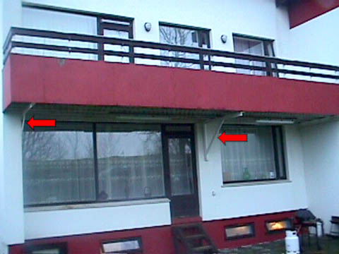 Steyptar svalir hafa verið brotnar af og nýjar byggðar. 