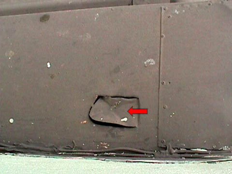 Einhver hefur höggvið gat á blikkið og skilið það eftir svona. 