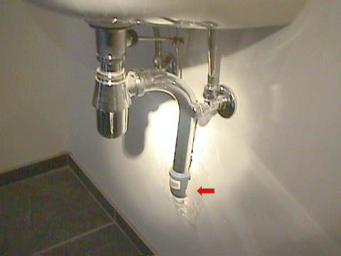 Niðurfall fyrir handlaug er alltof neðarlega.