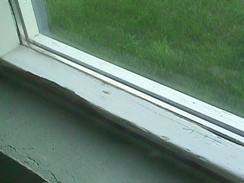 Gluggi í nýju húsi er mjög illa farinn vegna illrar umgengni á byggingatíma.