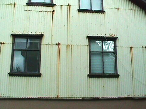 Illa farin blárujárnsklæðning.