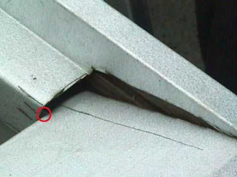 Léleg vinnubrögð á flasningu á þakkanti, vatnið fer fyrir utan rennuna. 